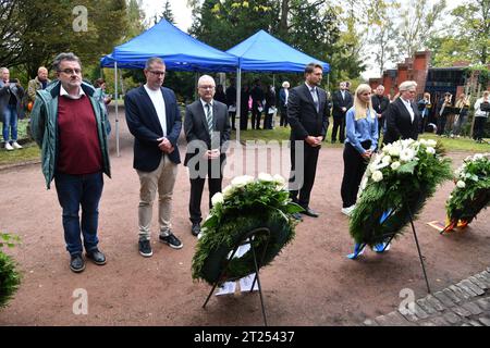 Landtagspräsidentin Heike Becker, Oberbürgermeister Uwe Conradt und die Großnichte von Willi Graf, Juliane Baez, sowie Vertreter der Willi Graf Schulen legen am Grab von Willi-Graf auf dem Friedhof in St. Johann Kränze zum Gedenken an Willi Graf nieder am Donnerstag 12.10.2023. *** State Parliament President Heike Becker, Lord Mayor Uwe Conradt and the great-niece of Willi Graf, Juliane Baez, as well as representatives of the Willi Graf schools lay wreaths at the grave of Willi Graf at the cemetery in St Johann in memory of Willi Graf on Thursday 12 10 2023 bub Credit: Imago/Alamy Live News Stock Photo