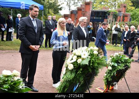 Landtagspräsidentin Heike Becker, Oberbürgermeister Uwe Conradt und die Großnichte von Willi Graf, Juliane Baez, sowie Vertreter der Willi Graf Schulen legen am Grab von Willi-Graf auf dem Friedhof in St. Johann Kränze zum Gedenken an Willi Graf nieder am Donnerstag 12.10.2023. *** State Parliament President Heike Becker, Lord Mayor Uwe Conradt and the great-niece of Willi Graf, Juliane Baez, as well as representatives of the Willi Graf schools lay wreaths at the grave of Willi Graf at the cemetery in St Johann in memory of Willi Graf on Thursday 12 10 2023 bub Credit: Imago/Alamy Live News Stock Photo