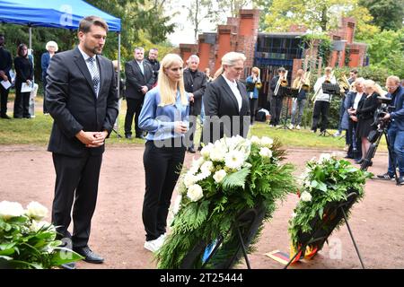 Landtagspräsidentin Heike Becker, Oberbürgermeister Uwe Conradt und die Großnichte von Willi Graf, Juliane Baez, sowie Vertreter der Willi Graf Schulen legen am Grab von Willi-Graf auf dem Friedhof in St. Johann Kränze zum Gedenken an Willi Graf nieder am Donnerstag 12.10.2023. *** State Parliament President Heike Becker, Lord Mayor Uwe Conradt and the great-niece of Willi Graf, Juliane Baez, as well as representatives of the Willi Graf schools lay wreaths at the grave of Willi Graf at the cemetery in St Johann in memory of Willi Graf on Thursday 12 10 2023 bub Credit: Imago/Alamy Live News Stock Photo