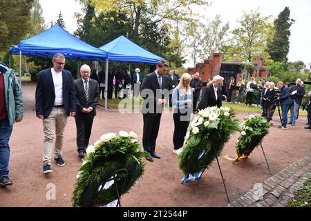 Landtagspräsidentin Heike Becker, Oberbürgermeister Uwe Conradt und die Großnichte von Willi Graf, Juliane Baez, sowie Vertreter der Willi Graf Schulen legen am Grab von Willi-Graf auf dem Friedhof in St. Johann Kränze zum Gedenken an Willi Graf nieder am Donnerstag 12.10.2023. *** State Parliament President Heike Becker, Lord Mayor Uwe Conradt and the great-niece of Willi Graf, Juliane Baez, as well as representatives of the Willi Graf schools lay wreaths at the grave of Willi Graf at the cemetery in St Johann in memory of Willi Graf on Thursday 12 10 2023 bub Credit: Imago/Alamy Live News Stock Photo