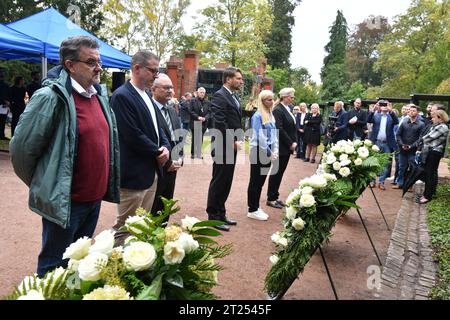 Landtagspräsidentin Heike Becker, Oberbürgermeister Uwe Conradt und die Großnichte von Willi Graf, Juliane Baez, sowie Vertreter der Willi Graf Schulen legen am Grab von Willi-Graf auf dem Friedhof in St. Johann Kränze zum Gedenken an Willi Graf nieder am Donnerstag 12.10.2023. *** State Parliament President Heike Becker, Lord Mayor Uwe Conradt and the great-niece of Willi Graf, Juliane Baez, as well as representatives of the Willi Graf schools lay wreaths at the grave of Willi Graf at the cemetery in St Johann in memory of Willi Graf on Thursday 12 10 2023 bub Credit: Imago/Alamy Live News Stock Photo