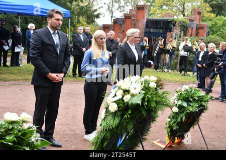 Landtagspräsidentin Heike Becker, Oberbürgermeister Uwe Conradt und die Großnichte von Willi Graf, Juliane Baez, sowie Vertreter der Willi Graf Schulen legen am Grab von Willi-Graf auf dem Friedhof in St. Johann Kränze zum Gedenken an Willi Graf nieder am Donnerstag 12.10.2023. *** State Parliament President Heike Becker, Lord Mayor Uwe Conradt and the great-niece of Willi Graf, Juliane Baez, as well as representatives of the Willi Graf schools lay wreaths at the grave of Willi Graf at the cemetery in St Johann in memory of Willi Graf on Thursday 12 10 2023 bub Credit: Imago/Alamy Live News Stock Photo