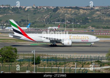 Avión de carga Boeing 777F de la aerolínea Emirates Skycargo en el aeropuerto de Barajas Stock Photo