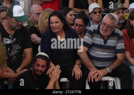 Gan Yavne, Israel. 17th Oct, 2023. People mourn during the funeral of members of Israeli Kutz Family, Aviv, 54 years old, Livnat, 49 years old, Rotem, 19 years old, Yonatan, 17 years old, and Yiftach, 15 years old, in Gan-Yavne. Kutz Family members were murdered in their home by Palestinian militants who infiltrated into the Israeli Kibbutz of Kfar Aza last week. Credit: Ilia Yefimovich/dpa/Alamy Live News Stock Photo