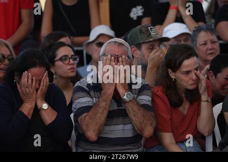 Gan Yavne, Israel. 17th Oct, 2023. People mourn during the funeral of members of Israeli Kutz Family, Aviv, 54 years old, Livnat, 49 years old, Rotem, 19 years old, Yonatan, 17 years old, and Yiftach, 15 years old, in Gan-Yavne. Kutz Family members were murdered in their home by Palestinian militants who infiltrated into the Israeli Kibbutz of Kfar Aza last week. Credit: Ilia Yefimovich/dpa/Alamy Live News Stock Photo