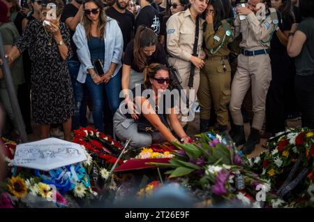 Gan Yavne, Israel. 17th Oct, 2023. People lay wreaths during the funeral of members of Israeli Kutz Family, Aviv, 54 years old, Livnat, 49 years old, Rotem, 19 years old, Yonatan, 17 years old, and Yiftach, 15 years old, in Gan-Yavne. Kutz Family members were murdered in their home by Palestinian militants who infiltrated into the Israeli Kibbutz of Kfar Aza last week. Credit: Ilia Yefimovich/dpa/Alamy Live News Stock Photo