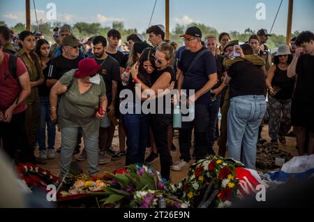 Gan Yavne, Israel. 17th Oct, 2023. People mourn as they attend the burial and funeral of members of Israeli Kutz Family, Aviv, 54 years old, Livnat, 49 years old, Rotem, 19 years old, Yonatan, 17 years old, and Yiftach, 15 years old, in Gan-Yavne. Kutz Family members were murdered in their home by Palestinian militants who infiltrated into the Israeli Kibbutz of Kfar Aza last week. Credit: Ilia Yefimovich/dpa/Alamy Live News Stock Photo