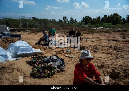 Gan Yavne, Israel. 17th Oct, 2023. People attend the burial and funeral of members of Israeli Kutz Family, Aviv, 54 years old, Livnat, 49 years old, Rotem, 19 years old, Yonatan, 17 years old, and Yiftach, 15 years old, in Gan-Yavne. Kutz Family members were murdered in their home by Palestinian militants who infiltrated into the Israeli Kibbutz of Kfar Aza last week. Credit: Ilia Yefimovich/dpa/Alamy Live News Stock Photo