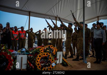 Gan Yavne, Israel. 17th Oct, 2023. Soldiers fire gun salutes during the funeral of members of Israeli Kutz Family, Aviv, 54 years old, Livnat, 49 years old, Rotem, 19 years old, Yonatan, 17 years old, and Yiftach, 15 years old, in Gan-Yavne. Kutz Family members were murdered in their home by Palestinian militants who infiltrated into the Israeli Kibbutz of Kfar Aza last week. Credit: Ilia Yefimovich/dpa/Alamy Live News Stock Photo