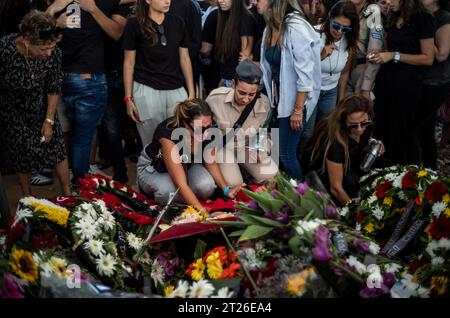 Gan Yavne, Israel. 17th Oct, 2023. People lay wreaths during the funeral of members of Israeli Kutz Family, Aviv, 54 years old, Livnat, 49 years old, Rotem, 19 years old, Yonatan, 17 years old, and Yiftach, 15 years old, in Gan-Yavne. Kutz Family members were murdered in their home by Palestinian militants who infiltrated into the Israeli Kibbutz of Kfar Aza last week. Credit: Ilia Yefimovich/dpa/Alamy Live News Stock Photo