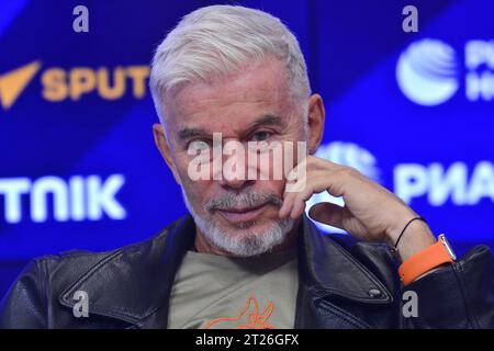 Porno tutdi onanizm keldi