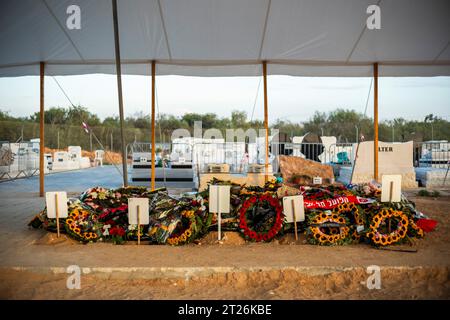 Gan Yavne, Israel. 17th Oct, 2023. Wreaths are placed on the graves of members of Israeli Kutz Family, Aviv, 54 years old, Livnat, 49 years old, Rotem, 19 years old, Yonatan, 17 years old, and Yiftach, 15 years old, following their funeral in Gan-Yavne. Kutz Family members were murdered in their home by Palestinian militants who infiltrated into the Israeli Kibbutz of Kfar Aza last week. Credit: Ilia Yefimovich/dpa/Alamy Live News Stock Photo