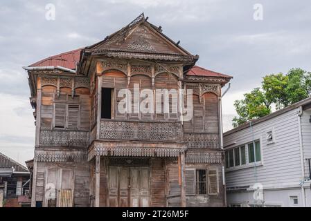 Bangkok, Thailand - August 14, 2023: Windsor House, a historical teakwood of XIX century, in Kudi Chin neighborhood. Stock Photo