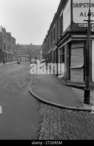 Boarded up 'beer off' shop on the corner of Hunt Street and Flewitt Street during the slum clearance and demolition of St Ann's, Nottingham. 1969-1972 Stock Photo