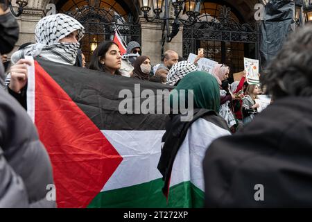 Boston, United States. 16th Oct, 2023. Pro-Palestine supporters hold a Palestinian flag during a rally in Boston. Pro-Palestine supporters organized a rally in Boston, Massachusetts. The protesters denounced Israel's response on the Gaza Strip following the Hamas attack at the music festival on October 7, 2023. Since then, Palestinian civilians in the Gaza Strip have been caught in the crossfire between Israeli air strikes. (Photo by Vincent Ricci/SOPA Images/Sipa USA) Credit: Sipa USA/Alamy Live News Stock Photo