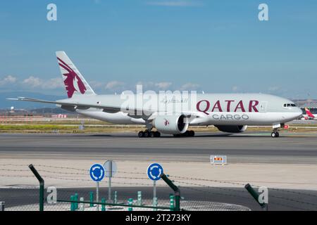 Avión de carga de la aerolínea Qatar Cargo Boeing 777F Stock Photo