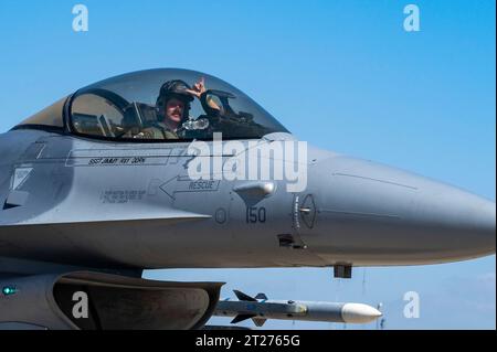 Gunsan, South Korea. 16th Oct, 2023. U.S. Air Force pilot Capt. Zachery Charlton, signals “Push it Up” while taxing in his F-16C Fighting Falcon fighter aircraft assigned to the Wolf Pack of the 35th Fighting Squadron following landing from a routine training sortie at Kunsan Air Base, October 16, 2023 in Gunsan, South Korea. Credit: SSgt. Samuel Earick/U.S Air Force/Alamy Live News Stock Photo