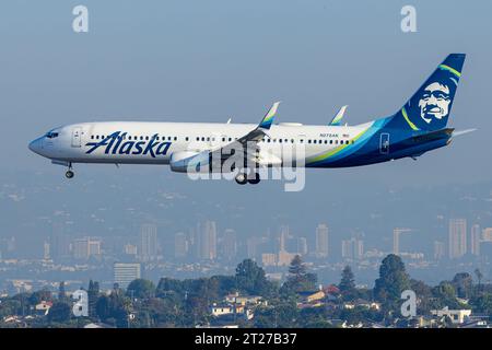 N278AK Alaska Airlines Boeing 737-990ER(WL) landing at Los Angeles International (LAX / KLAX) Stock Photo
