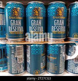 spanish Cruzcampo Gran Reserva Tostada 0.0 beer cans in a supermarket Stock Photo