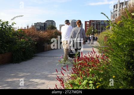 Bagley Walk, the pretty elevated walkway at Kings Cross, connecting Granary Square & Gasholder Park, in north London, UK Stock Photo