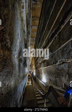 The long narrow passage known as the Grand Gallery, inside the Great Pyramid of Khufu, leads up to the King's chamber Stock Photo