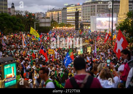 Crowds of young pilgrims from all over the world leaving Parque Eduardo VII after the Opening Ceremony of World Youth Days 2023 in Lisbon, Portugal. Stock Photo