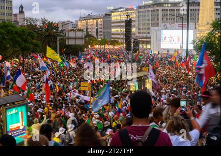 Crowds of young pilgrims from all over the world leaving Parque Eduardo VII after the Opening Ceremony of World Youth Days 2023 in Lisbon, Portugal. Stock Photo