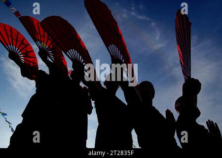 Ramkot, Nepal. 18th Aug, 2023. Nuns in silhouette against the Nepalese sky practice Kung Fu with fans at the Druk Amitabha Mountain monastery on the outskirts of Kathmandu. (Credit Image: © Skanda Gautam/ZUMA Press Wire) EDITORIAL USAGE ONLY! Not for Commercial USAGE! Stock Photo