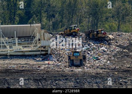 Tippers unloading garbage from transfer trailers at the King County Cedar Hills Regional Landfill facilities, operated by the King County Solid Waste Stock Photo