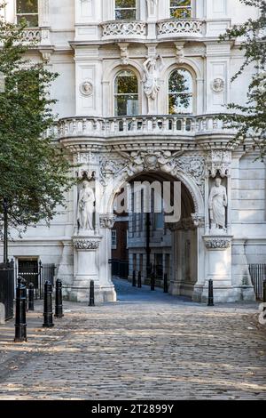 The entrance to Temple Lane and the Inns of Court and Middle Temple Hall, Middle Temple Lane, London, United Kingdom Stock Photo