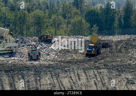 Tippers unloading garbage from transfer trailers at the King County Cedar Hills Regional Landfill facilities, operated by the King County Solid Waste Stock Photo