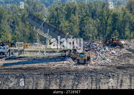 Tippers unloading garbage from transfer trailers at the King County Cedar Hills Regional Landfill facilities, operated by the King County Solid Waste Stock Photo