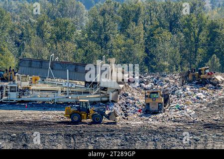 Tippers unloading garbage from transfer trailers at the King County Cedar Hills Regional Landfill facilities, operated by the King County Solid Waste Stock Photo