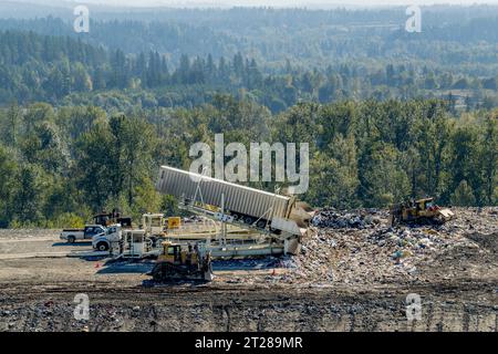 Tippers unloading garbage from transfer trailers at the King County Cedar Hills Regional Landfill facilities, operated by the King County Solid Waste Stock Photo