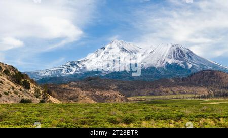 Northwest flank view of Mount Shasta volcano in Northern California with seasons first snow Stock Photo