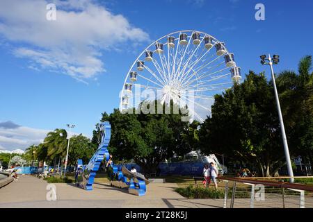 Cairns Esplanade with ferris wheel the Reef Eye and sculpture Citizens Gateway to the Great Barrier Reef by Brian Robinson in Cairns, Queensland, Aus Stock Photo