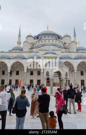 Istanbul, Turkey, Tourists sightseeing the Blue Mosque also known as Sultan Ahmed Mosque (Turkish: Sultan Ahmet Camii). Stock Photo