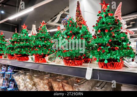 Verschiedene Warenangebote eines bald eröffnenden Warenhauses im Ruhrgebiet. Stock Photo