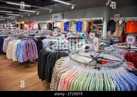 Verschiedene Warenangebote eines bald eröffnenden Warenhauses im Ruhrgebiet. Stock Photo