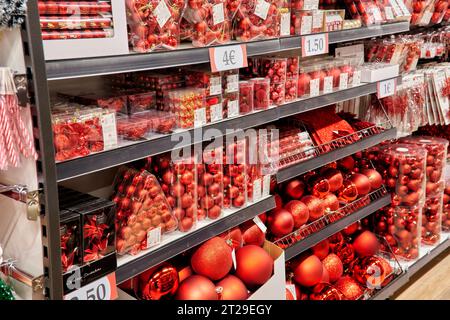 Verschiedene Warenangebote eines bald eröffnenden Warenhauses im Ruhrgebiet. Stock Photo