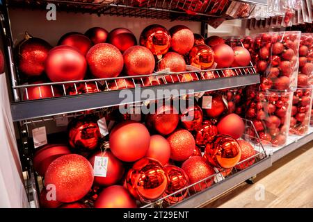 Verschiedene Warenangebote eines bald eröffnenden Warenhauses im Ruhrgebiet. Stock Photo