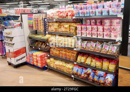 Verschiedene Warenangebote eines bald eröffnenden Warenhauses im Ruhrgebiet. Stock Photo