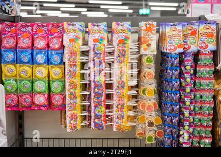 Verschiedene Warenangebote eines bald eröffnenden Warenhauses im Ruhrgebiet. Stock Photo