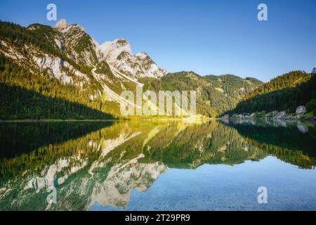 Great azure alpine lake Vorderer Gosausee. Picturesque and gorgeous morning scene. Salzkammergut is a famous resort area located in the Gosau Valley i Stock Photo