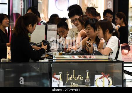 (231018) -- HAIKOU, Oct. 18, 2023 (Xinhua) -- This photo taken on Nov. 28, 2016 shows tourists lining up at a cashier of Sanya International Duty Free City in Sanya, south China's Hainan Province. Since introducing relevant policies 12 years ago, south China's island province of Hainan has recorded total offshore duty-free sales of 202.4 billion yuan (about 28.19 billion U.S. dollars), according to local authorities. As of Monday, 37.22 million shoppers had purchased 268 million duty-free products on the island, according to the customs of Haikou, the provincial capital of Hainan. (Xinhua/Ya Stock Photo