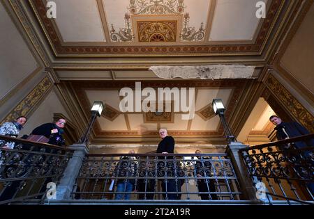 Meiningen, Germany. 18th Oct, 2023. German President Frank-Walter Steinmeier (center) visits the former state parliament building of Saxony-Meiningen. Steinmeier has moved his official residence to Meiningen for three days as part of 'Local Time Germany.' The stops outside Berlin are designed to talk to citizens about current challenges, wishes and concerns. Credit: Martin Schutt/dpa/Alamy Live News Stock Photo