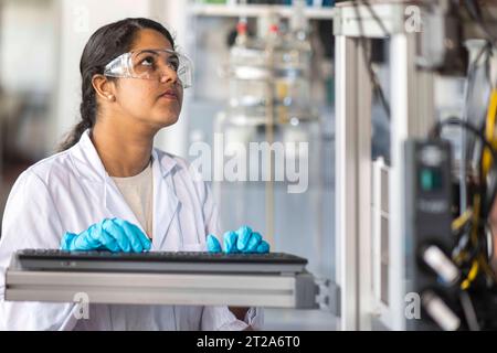 Leichtbauforschung am Fraunhofer-Institut für Angewandte Polymerforschung IAP DEU/Brandenburg/Wildau Â Das Fraunhofer-Institut für Angewandte Polymerforschung IAP in Wildau bei Berlin arbeitet eng mit dem Fachgebiet Polymerbasierter Leichtbau an der Brandenburgischen Technischen Universität Cottbus Senftenberg BTU zusammen. Mit einem Netzwerk von mehr als 40 Partnern aus Industrie und Wissenschaft forscht man gemeinsam und praxisnah an Leichtbauprojekten als Schlüsseltechnologie den Techniken für die Zukunft. Entlang der produktorientierten Wertschöpfungskette beschäftigt sich das internationa Stock Photo