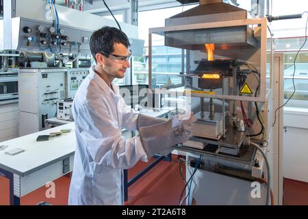 Leichtbauforschung am Fraunhofer-Institut für Angewandte Polymerforschung IAP DEU/Brandenburg/Wildau Â Das Fraunhofer-Institut für Angewandte Polymerforschung IAP in Wildau bei Berlin arbeitet eng mit dem Fachgebiet Polymerbasierter Leichtbau an der Brandenburgischen Technischen Universität Cottbus Senftenberg BTU zusammen. Mit einem Netzwerk von mehr als 40 Partnern aus Industrie und Wissenschaft forscht man gemeinsam und praxisnah an Leichtbauprojekten als Schlüsseltechnologie den Techniken für die Zukunft. Entlang der produktorientierten Wertschöpfungskette beschäftigt sich das internationa Stock Photo