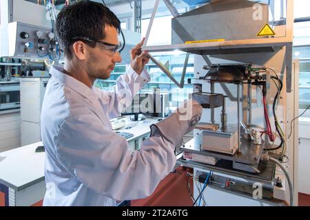 Leichtbauforschung am Fraunhofer-Institut für Angewandte Polymerforschung IAP DEU/Brandenburg/Wildau Â Das Fraunhofer-Institut für Angewandte Polymerforschung IAP in Wildau bei Berlin arbeitet eng mit dem Fachgebiet Polymerbasierter Leichtbau an der Brandenburgischen Technischen Universität Cottbus Senftenberg BTU zusammen. Mit einem Netzwerk von mehr als 40 Partnern aus Industrie und Wissenschaft forscht man gemeinsam und praxisnah an Leichtbauprojekten als Schlüsseltechnologie den Techniken für die Zukunft. Entlang der produktorientierten Wertschöpfungskette beschäftigt sich das internationa Stock Photo