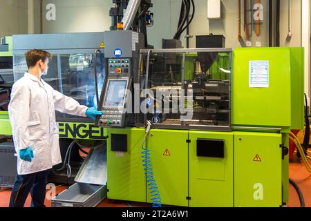 Leichtbauforschung am Fraunhofer-Institut für Angewandte Polymerforschung IAP DEU/Brandenburg/Wildau Â Das Fraunhofer-Institut für Angewandte Polymerforschung IAP in Wildau bei Berlin arbeitet eng mit dem Fachgebiet Polymerbasierter Leichtbau an der Brandenburgischen Technischen Universität Cottbus Senftenberg BTU zusammen. Mit einem Netzwerk von mehr als 40 Partnern aus Industrie und Wissenschaft forscht man gemeinsam und praxisnah an Leichtbauprojekten als Schlüsseltechnologie den Techniken für die Zukunft. Entlang der produktorientierten Wertschöpfungskette beschäftigt sich das internationa Stock Photo